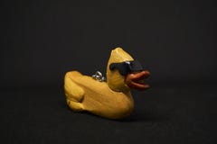 Eine kühle Ente mit einem schwarzen Hintergrund stockfoto Eine kühle Ente mit einem schwarzen Hintergrund stockfoto
