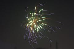 Eine lange Belichtung von Feuercrackern auf Diwali-Festival lizenzfreie stockbilder Eine lange Belichtung von Feuercrackern auf Diwali-Festival lizenzfreie stockbilder