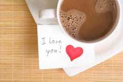 Eine Liebesanmerkung mit einem Tasse Kaffee lizenzfreies stockbild Eine Liebesanmerkung mit einem Tasse Kaffee lizenzfreies stockbild