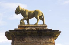 Eine Löweskulptur auf einen Steintorpfosten am Bischof ` s Toreingang zu Mussenden auf der Nordküste von Nordirland stockbilder Eine Löweskulptur auf einen Steintorpfosten am Bischof ` s Toreingang zu Mussenden auf der Nordküste von Nordirland stockbilder