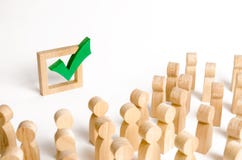 Eine Menge von Leuteblicken auf ein grünes Häkchen Abstimmungs- und Wahlkonzept Referendum, Revolution Gewaltsamer Umsturz der En stockfoto Eine Menge von Leuteblicken auf ein grünes Häkchen Abstimmungs- und Wahlkonzept Referendum, Revolution Gewaltsamer Umsturz der En stockfoto