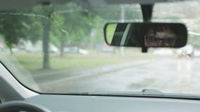 Eine mittlere Greisin in den Gläsern sitzt am Lenkrad eines Autos stock footage Eine mittlere Greisin in den Gläsern sitzt am Lenkrad eines Autos stock footage