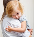 Eine Mutter hält ein krankes Mädchen an. stockbilder Eine Mutter hält ein krankes Mädchen an. stockbilder