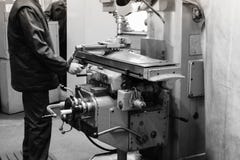 Eine männliche Arbeitskraft arbeitet an einer größeren Metalleisen-Bauschlosserdrehbank, Ausrüstung für Reparaturen, Metallarbeit stockbilder Eine männliche Arbeitskraft arbeitet an einer größeren Metalleisen-Bauschlosserdrehbank, Ausrüstung für Reparaturen, Metallarbeit stockbilder