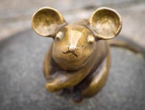 Eine Nahaufnahme der Skulptur der Maus mit großen Ohrbildhauern S Plotnikov und S Yurkus, das Wünsche auf cobbled durchführt lizenzfreie stockfotos Eine Nahaufnahme der Skulptur der Maus mit großen Ohrbildhauern S Plotnikov und S Yurkus, das Wünsche auf cobbled durchführt lizenzfreie stockfotos