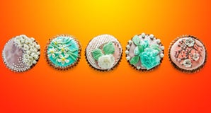 Eine Reihe der bunten Ansicht der kleinen Kuchen von der Spitze Lizenzfreies Stockbild Eine Reihe der bunten Ansicht der kleinen Kuchen von der Spitze Lizenzfreies Stockbild