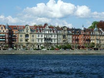 Eine Reihe Paläste nahe See Bodensee in der Stadt von Konstanz stockfotografie Eine Reihe Paläste nahe See Bodensee in der Stadt von Konstanz stockfotografie