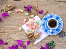 Eine Schale türkischer Kaffee mit Bonbons und Gewürzen auf einem hölzernen surfa Lizenzfreie Stockbilder Eine Schale türkischer Kaffee mit Bonbons und Gewürzen auf einem hölzernen surfa Lizenzfreie Stockbilder