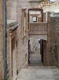 Eine schmale Straße in Korcula-Stadt lizenzfreies stockfoto Eine schmale Straße in Korcula-Stadt lizenzfreies stockfoto