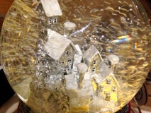Eine Schneekugel mit einem winterlichen Szenenweihnachten-decoraton stockbilder Eine Schneekugel mit einem winterlichen Szenenweihnachten-decoraton stockbilder