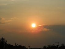 Eine schöne Fotografie eines Sonnenuntergangs von einer Klippe stockfoto Eine schöne Fotografie eines Sonnenuntergangs von einer Klippe stockfoto