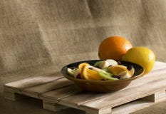 Eine Schüssel Obstsalat mit einer Orange und einer Zitrone stockfotografie Eine Schüssel Obstsalat mit einer Orange und einer Zitrone stockfotografie