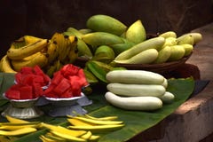 Eine Servierplatte von leckeren frischen Früchten stockbild Eine Servierplatte von leckeren frischen Früchten stockbild