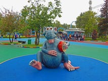 Eine Spielzeugratte in einem Park in St Petersburg, Russland stockbild Eine Spielzeugratte in einem Park in St Petersburg, Russland stockbild