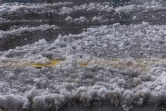 Eine Straße bedeckt mit Schnee lizenzfreies stockbild Eine Straße bedeckt mit Schnee lizenzfreies stockbild