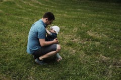 Eine Tochter und ein Vater, die in einem Park huging sind lizenzfreie stockfotografie Eine Tochter und ein Vater, die in einem Park huging sind lizenzfreie stockfotografie