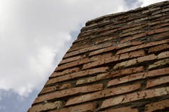 Eine Wand des roten Backsteins gegen den Himmel Unten oben Strukturierter Hintergrund lizenzfreie stockbilder Eine Wand des roten Backsteins gegen den Himmel Unten oben Strukturierter Hintergrund lizenzfreie stockbilder