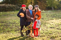 Eine ältere weiße Frau mit ihrer Tochter und Enkelinnen lizenzfreies stockbild Eine ältere weiße Frau mit ihrer Tochter und Enkelinnen lizenzfreies stockbild