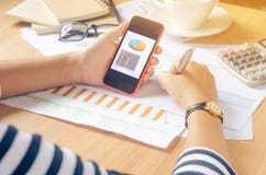 An einem Schreibtisch arbeiten numerisch auf beweglicher Analyse, Finanzbuchhaltung Grafische Darstellung Internet, stockfotos An einem Schreibtisch arbeiten numerisch auf beweglicher Analyse, Finanzbuchhaltung Grafische Darstellung Internet, stockfotos