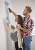 Einen Raum zur Geburt vorbereiten ein Kind lizenzfreie stockbilder Einen Raum zur Geburt vorbereiten ein Kind lizenzfreie stockbilder