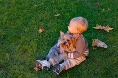 Einfaches Gl?ck r Gl?ckliche Kindheit S??e Kindheitsged?chtnisse Kind lizenzfreie stockfotografie Einfaches Gl?ck r Gl?ckliche Kindheit S??e Kindheitsged?chtnisse Kind lizenzfreie stockfotografie