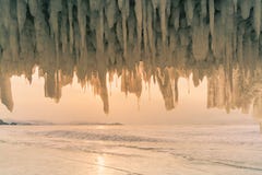 Einfrierender Wasserfall in der Eishöhle in Baikal-Wassersee Russland-Wintersaison lizenzfreie stockfotos Einfrierender Wasserfall in der Eishöhle in Baikal-Wassersee Russland-Wintersaison lizenzfreie stockfotos