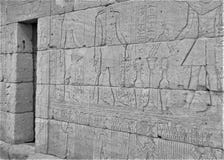 Eingang entlang Wand des Tempels von Dendur mit Osiris lizenzfreie stockfotos Eingang entlang Wand des Tempels von Dendur mit Osiris lizenzfreie stockfotos