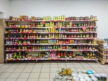 Eingemachtes Gemüse auf den Regalen eines Lebensmittelgeschäftsupermarktes stockfoto Eingemachtes Gemüse auf den Regalen eines Lebensmittelgeschäftsupermarktes stockfoto