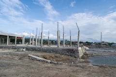 Eingestürztes Gebäude ließ nach Tsunami in Palu, Indonesien zurück stockfotografie Eingestürztes Gebäude ließ nach Tsunami in Palu, Indonesien zurück stockfotografie