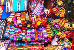 Einheimische Kleidung auf Markt in La Paz - Bolivien stockfoto Einheimische Kleidung auf Markt in La Paz - Bolivien stockfoto