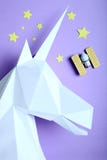 Einhorn gemacht vom Papier und vom Satelliten lizenzfreie stockbilder Einhorn gemacht vom Papier und vom Satelliten lizenzfreie stockbilder