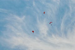 Einige Skydivers, die den Himmel in Galt, Kalifornien abbrechen lizenzfreies stockbild Einige Skydivers, die den Himmel in Galt, Kalifornien abbrechen lizenzfreies stockbild