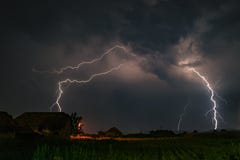 Einige verzweigte Blitzschläge schlagen nüchternes während eines schweren Gewitters in Rumänien stockfotos Einige verzweigte Blitzschläge schlagen nüchternes während eines schweren Gewitters in Rumänien stockfotos