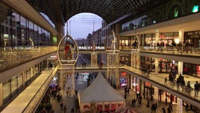 Einkaufen ‚Mall von Berlin ‚verziert für Weihnachten, beschäftigt mit vielen Käufern und mit Tausenden Lichtern belichtet stock video Einkaufen ‚Mall von Berlin ‚verziert für Weihnachten, beschäftigt mit vielen Käufern und mit Tausenden Lichtern belichtet stock video