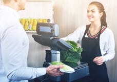 Einkaufsassistenzhelfender Kunde, zum des Kohls zu wiegen lizenzfreie stockfotos Einkaufsassistenzhelfender Kunde, zum des Kohls zu wiegen lizenzfreie stockfotos