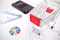 Einkaufskorbspielzeug auf Geschäftsunterlagen Lizenzfreies Stockbild Einkaufskorbspielzeug auf Geschäftsunterlagen Lizenzfreies Stockbild