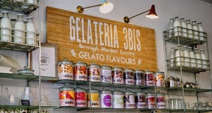 Einladendes Gelato-Schaufenster mit Retro- Milchflaschen stockfoto Einladendes Gelato-Schaufenster mit Retro- Milchflaschen stockfoto