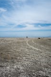 Einsame Frau geht allein auf den Strand des Salton-Meeres in Bombay-Strand in Kalifornien Aberfeldy ist eine hübsche, lebhafte St lizenzfreie stockfotografie Einsame Frau geht allein auf den Strand des Salton-Meeres in Bombay-Strand in Kalifornien Aberfeldy ist eine hübsche, lebhafte St lizenzfreie stockfotografie