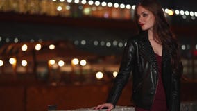 Einsames schönes Mädchen steht auf einer Nachtstadtstraße im Sommer stock footage Einsames schönes Mädchen steht auf einer Nachtstadtstraße im Sommer stock footage