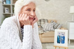 Einsames älteres Frauenschreien lizenzfreies stockfoto Einsames älteres Frauenschreien lizenzfreies stockfoto