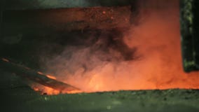 Einschmelzen des flüssigen Metalls vom Hochofen in der metallurgischen Anlage stock video footage Einschmelzen des flüssigen Metalls vom Hochofen in der metallurgischen Anlage stock video footage