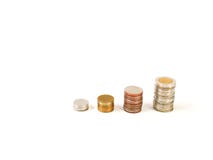 Einsparungsstapelmünzen des selektiven Fokus lokalisiert auf weißem Hintergrund mit Kopienraum, Geschäft und Finanzkonzept stockbild Einsparungsstapelmünzen des selektiven Fokus lokalisiert auf weißem Hintergrund mit Kopienraum, Geschäft und Finanzkonzept stockbild