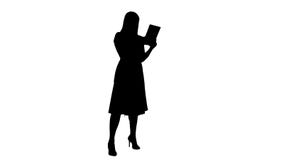 Einzelnes Mädchen des Schattenbildes, das einen Videoanruf auf ihrer Seitenansicht der Tablette in voller Länge macht lizenzfreie abbildung Einzelnes Mädchen des Schattenbildes, das einen Videoanruf auf ihrer Seitenansicht der Tablette in voller Länge macht lizenzfreie abbildung