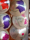 Einzigartige VIETNAM-Arthüte gemalt für Verkauf im Souvenirladen lizenzfreie stockfotos Einzigartige VIETNAM-Arthüte gemalt für Verkauf im Souvenirladen lizenzfreie stockfotos