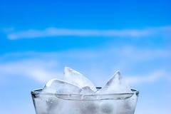 Eis in einem Glas lizenzfreie stockfotos Eis in einem Glas lizenzfreie stockfotos