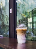 Eiskaffee Latte in der Mitnehmerschale auf hölzerner Tabelle Mitnehmereis Latte in der Plastikschale mit Stroh auf hölzerner Tabe stockfoto Eiskaffee Latte in der Mitnehmerschale auf hölzerner Tabelle Mitnehmereis Latte in der Plastikschale mit Stroh auf hölzerner Tabe stockfoto
