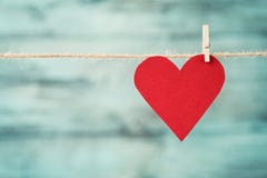 Ejecución de papel del corazón en secuencia contra el fondo de madera de la turquesa para el día de tarjetas del día de San Valen foto de archivo Ejecución de papel del corazón en secuencia contra el fondo de madera de la turquesa para el día de tarjetas del día de San Valen foto de archivo