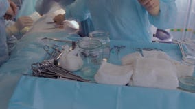 Ejecución del equipo médico mastopexy en hospital almacen de metraje de vídeo Ejecución del equipo médico mastopexy en hospital almacen de metraje de vídeo