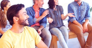 Ejecutivos felices que obran recíprocamente con uno a Ejecutivos felices que obran recíprocamente con uno a