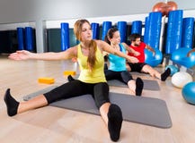 Ejercicio de formación de la yoga de Pilates en gimnasio de la aptitud imagenes de archivo Ejercicio de formación de la yoga de Pilates en gimnasio de la aptitud imagenes de archivo